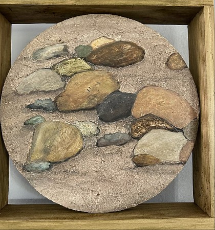 Stenen in zand geschilderd door Hannie Hopster